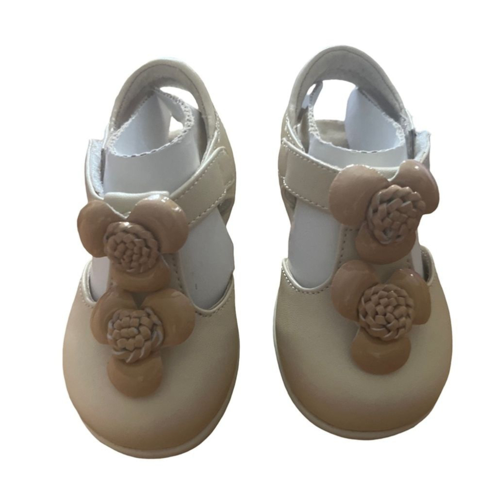 Baby shoes with patent leather flowers